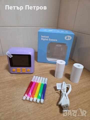 Детски моментален цифров фотоапарат с включени аксесоари. 
