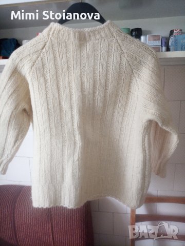 Вълнен пуловер 