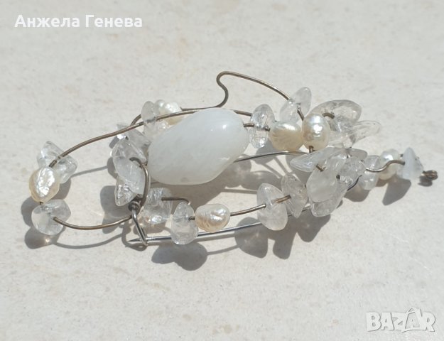 Две нежни брошки с естествени камъни