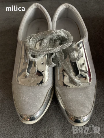 Сребърни маратонки