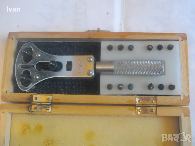 НОВ ЧАСОВНИКАРСКИ СПЕЦИАЛИЗИРАН ИНСТРУМЕНТ РЪЧЕН МЕХАНИЧЕН КЛЮЧ 145мм с 12 приставки в дървена кутия, снимка 2 - Други инструменти - 47943342