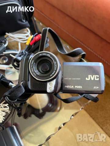 Видео камера JVC + подарък карта памет