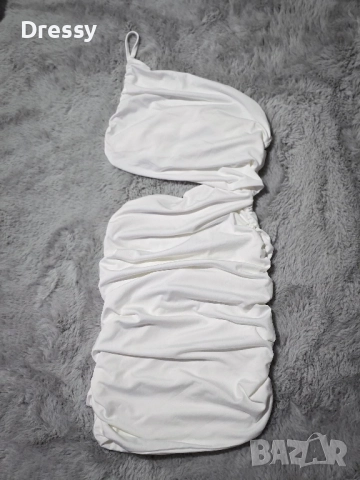 Къса бяла рокля