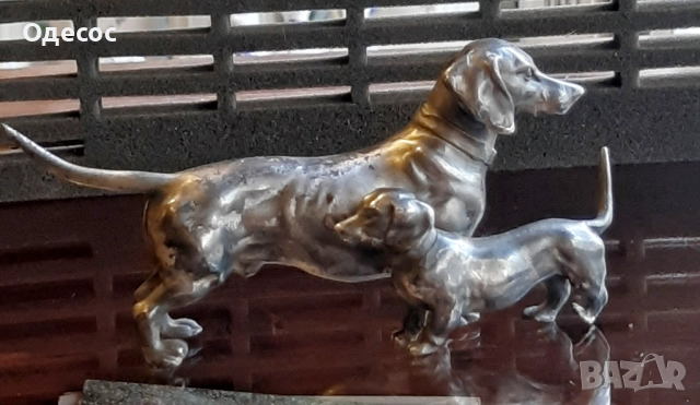 Старинна посребрена композиция от две фигури на дакели