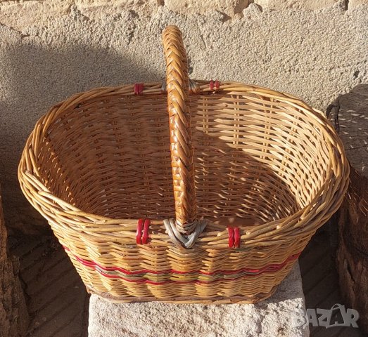 Голяма стара плетена кошница за пикник или село