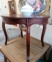 Красива дървена маса - стил и уют в едно. С изящно извити крака.  Излъчва класика и стил., снимка 1