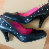 Обувки черни, кожа, испански, с декорация, № 39, стелка 24,5-25см., ток 8 см, снимка 1 - Дамски обувки на ток - 42628883