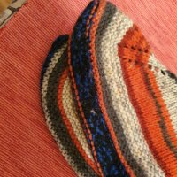 Ръчно плетени домашни чехли  гети, чорапи и домашни ботушки №40, снимка 5 - Пантофи - 35075942