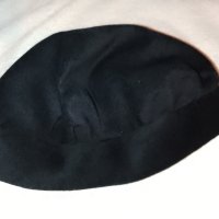 Дамска шапка от черен плат, снимка 1 - Шапки - 44262774