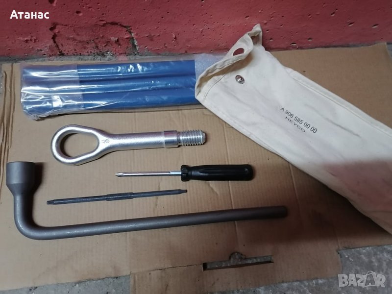 Ключ за гуми,отвертка,кука за теглене на Мерцедес, снимка 1