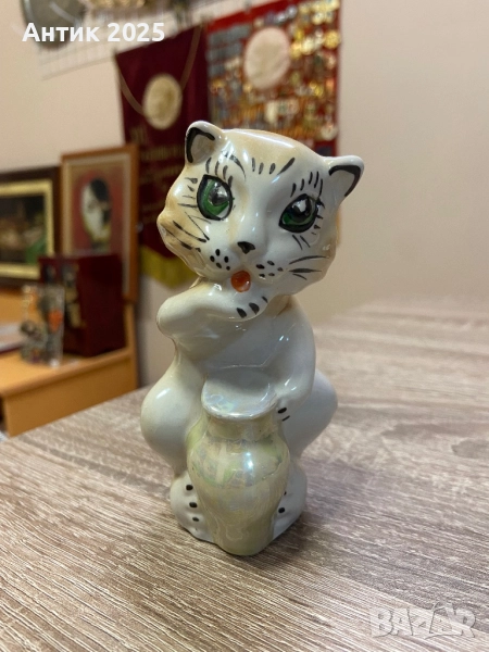 Порцеланова фигурка „Котка с кана“, снимка 1