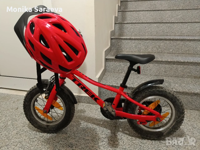 Детско Колело с помощни гуми и каска