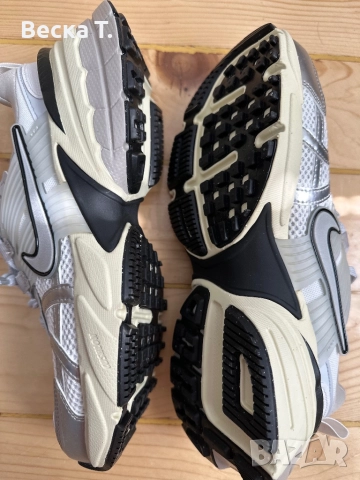 Чисто нови кецове Nike V2K Run, размер 37.5, снимка 4 - Маратонки - 51565092
