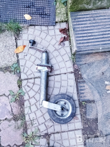 усилено опорно колело със скоба 