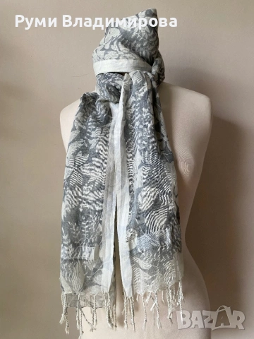 Бял шал със сиви флорални мотиви с лен, снимка 4 - Шалове - 53908780