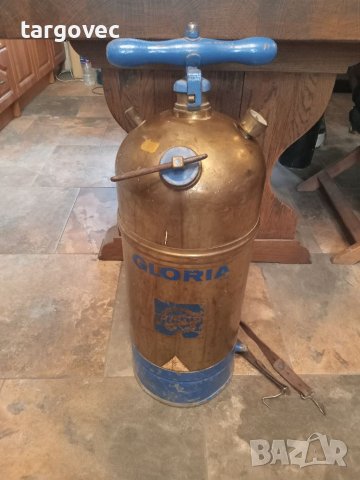 Огромна старинна масивна помпа