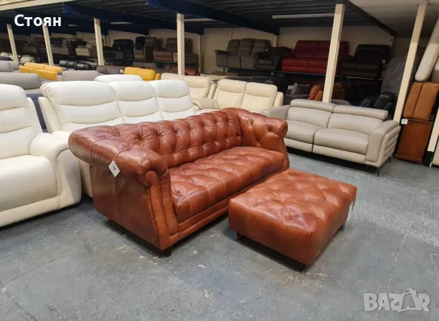 Кафяв кожен диван тройка и табуретка тип Честърфийлд, снимка 3 - Дивани и мека мебел - 50887344