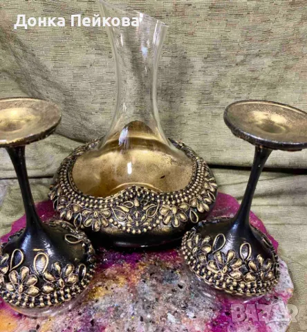 Ръчно изработен сервиз . декантер с две чаши в злато