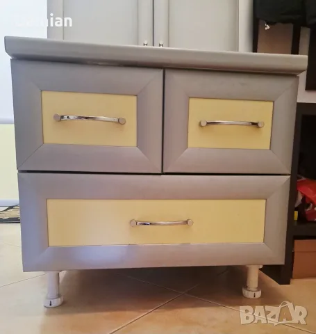 Продавам кухненски шкаф и вратички