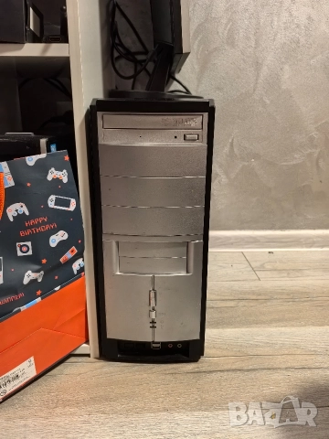 Настолен компютър и монитор