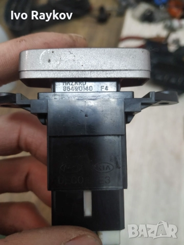 Бутон аварийни светлини KIA Carens 2 , 864W0140, снимка 2 - Части - 52939587