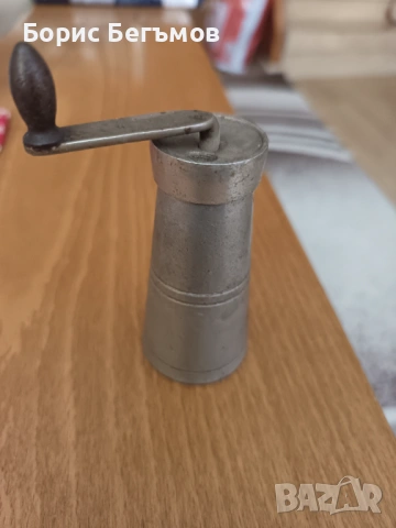 Стара алуминиева мелничка за черен пипер., снимка 4 - Антикварни и старинни предмети - 53074286
