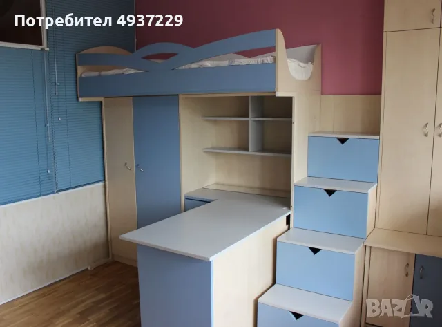 Комплект с легло и гардероб, стълби и бюро.