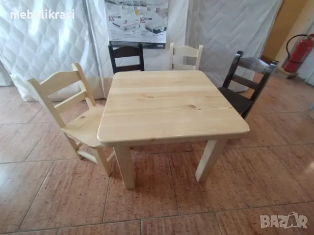 Малка квадратна масичка от дърво за дома или за детски център