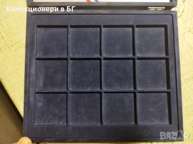 ВЕЛУРЕНА КУТИЯ ЗА СЪХРАНЕНИЕ НА МОНЕТИ /виж описанието/, снимка 3 - Нумизматика и бонистика - 52710028