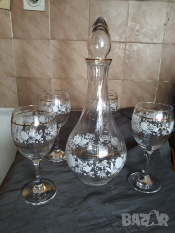 стъклен сервиз-гарафа с 4 чаши
