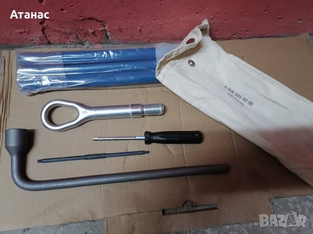 Ключ за гуми,отвертка,кука за теглене на Мерцедес