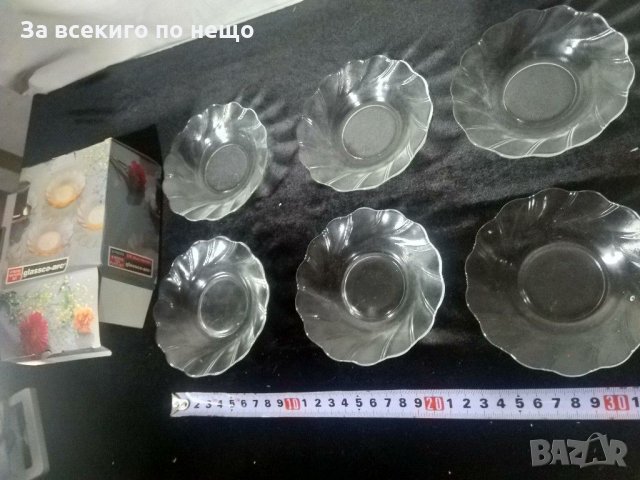 Комплект от 6 стъклени, чаени чинийки в кутия, снимка 2 - Чинии - 30882215
