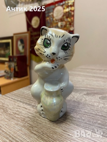 Порцеланова фигурка „Котка с кана“