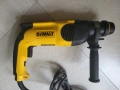 Перфоратор DeWalt D25113. Оригинален в перфектно състояние. 82€ (без коментар)., снимка 2