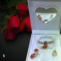 Елегантен подаръчен комплект бижута - пръстен, гривна, обеци и колие в луксозна кутия, която е споре, снимка 3 - Бижутерийни комплекти - 44416063