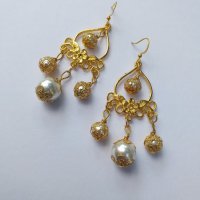 Прелестно нежни висящи обеци в стил Рококо с кристални перли и орнаментирана основа в цвят злато, снимка 6 - Обеци - 29750103