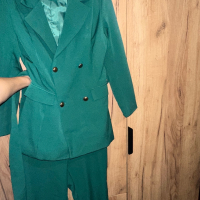 Дамски зелен костюм, снимка 3 - Костюми - 44728478