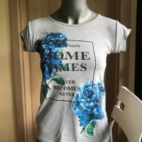 Сива тениска със сини цветя, снимка 6 - Тениски - 42034481