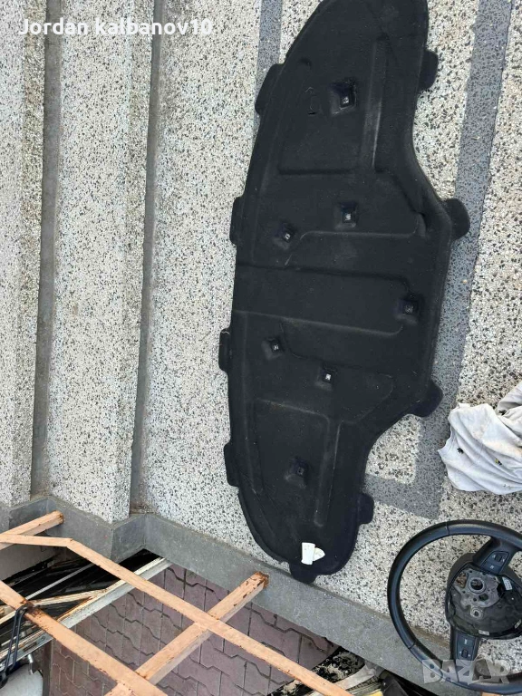 Обесшумител(мекото отдолу на капака) на преден капак на Ауди Audi A8 D4 H4 само за 60Eur. 4h0863825b, снимка 1