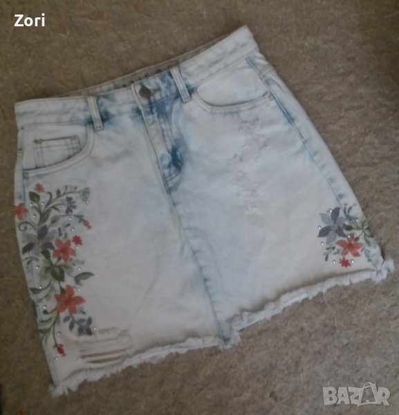 УНИКАЛНА Къса дънкова пола с накъсан ефект и бродерия с камъчета по нея, снимка 1