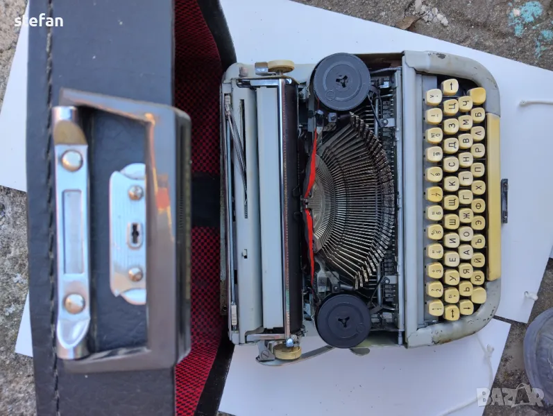 ПОРТАТИВНА ПИШЕЩА МАШИНА С КАПАК И СЕКРЕТ, снимка 1