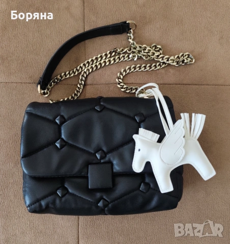Zara мала кожена черна чанта с висулка кон