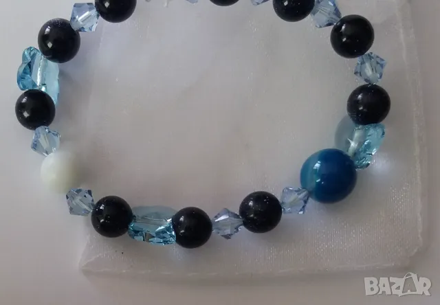 Гривна с естествени сини камъни и кристали Сваровски елементи, снимка 2 - Гривни - 48969200