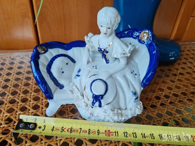  Нежна  Порцеланова статуетка  в синьо бели цветове., снимка 9 - Статуетки - 49030649