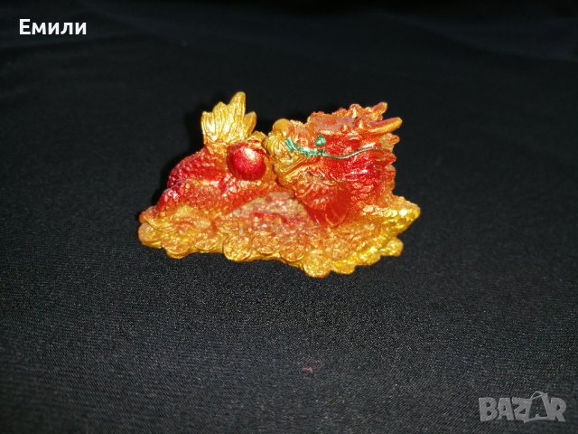 Сувенир малка статуетка червен китайски дракон с монети 