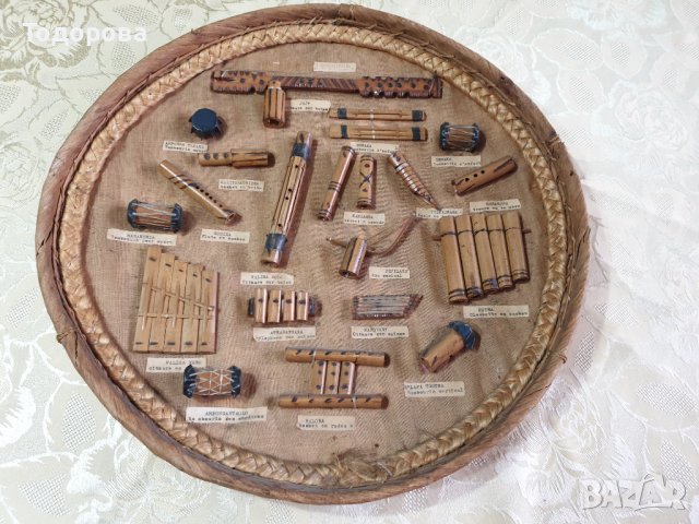 Старинно табло на традиционни Мадагаскарски музикални инструменти