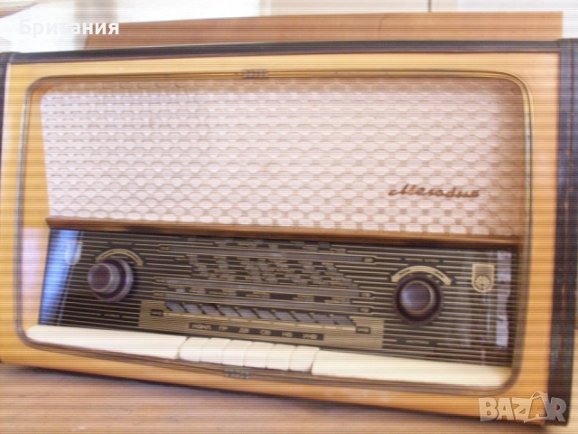 Старо колекционерско българско лампово радио.