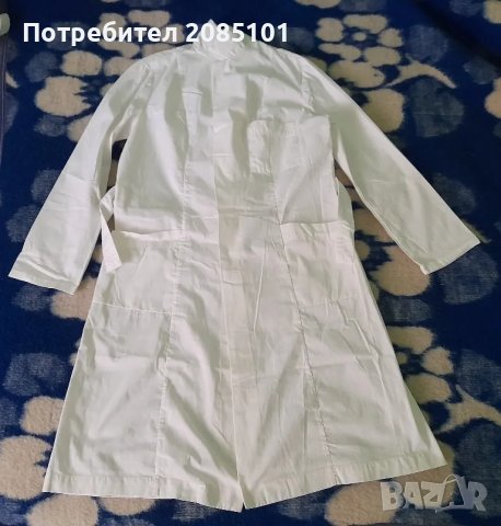 Работна бяла дамска престилка с дълъг ръкав