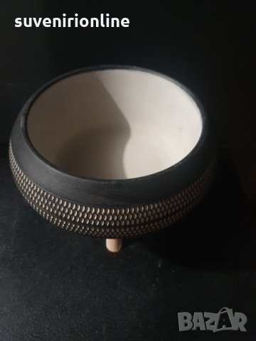 Керамична кашпа на дървена стойка, снимка 4 - Изкуствени цветя - 35560543