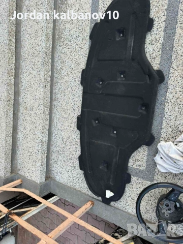 Обесшумител(мекото отдолу на капака) на преден капак на Ауди Audi A8 D4 H4 само за 60Eur. 4h0863825b